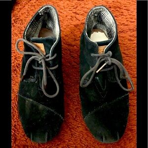 Trend! Toms black wedge suede booties 6.5M
